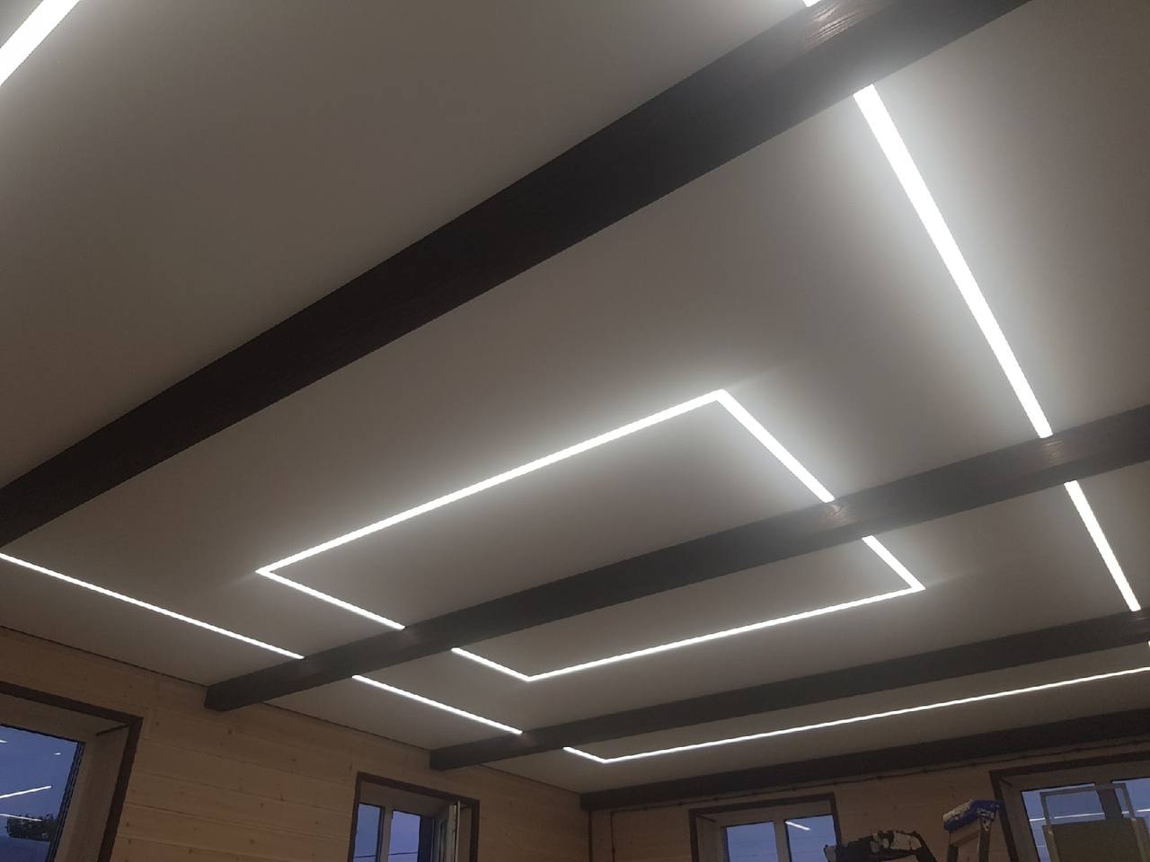 Матовый натяжной потолок со световыми линиями